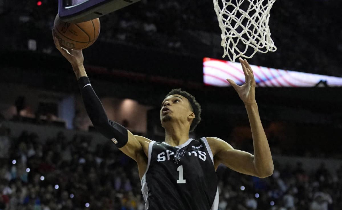 九游社区-短短3年，打破6项历史记录，如今再创历史，22岁已成地表最强球员